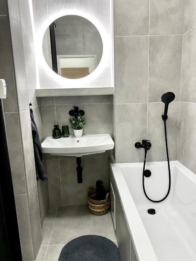 James Dean Apartment - Next To Nivy Bus Station & Mall 브라티슬라바 외부 사진